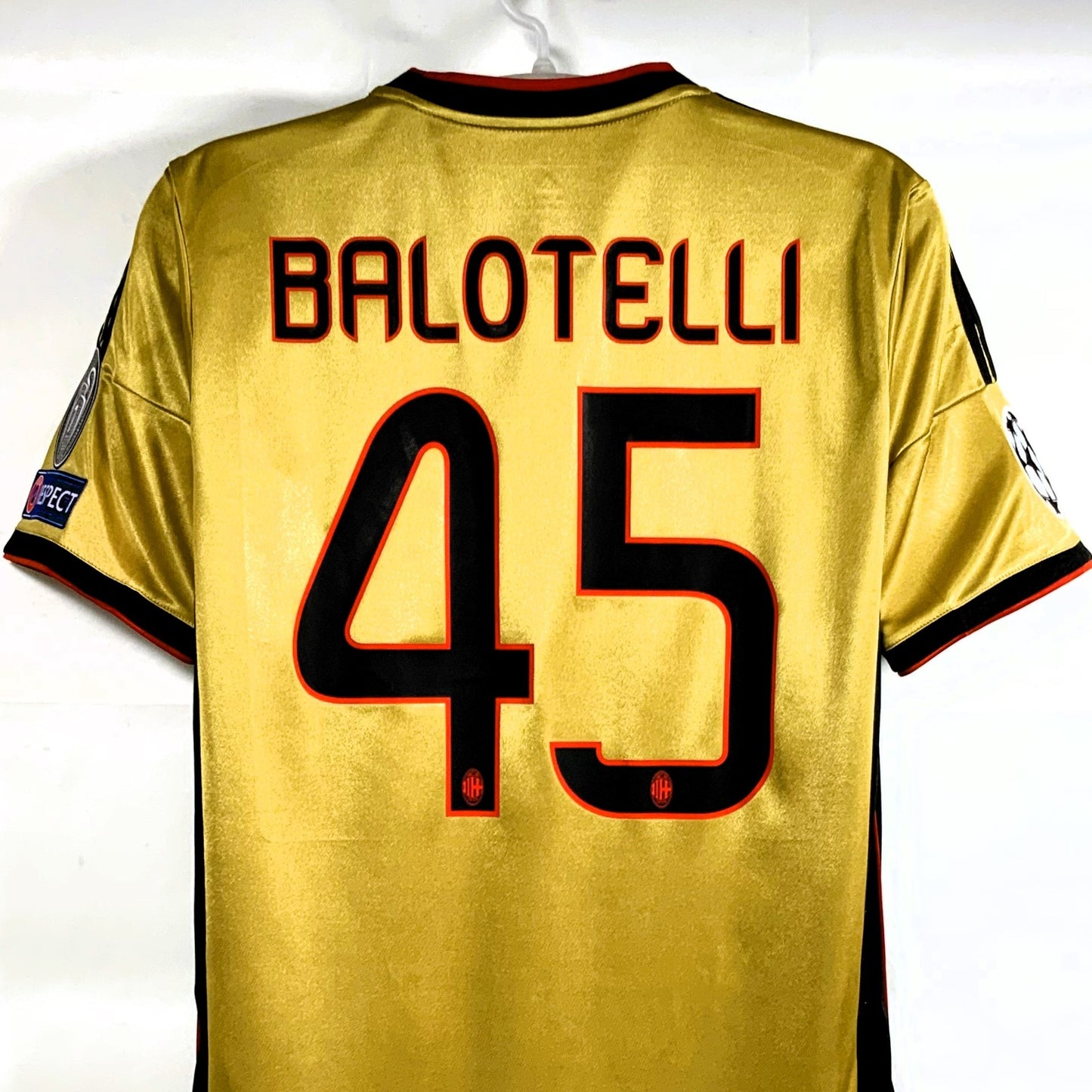 AC Mailand 2013-14, Drittes Trikot, 45 Mario Balotelli