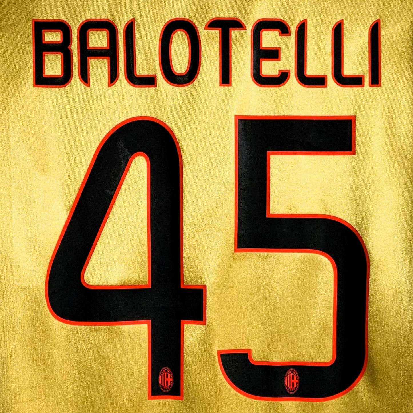 AC Mailand 2013-14, Drittes Trikot, 45 Mario Balotelli
