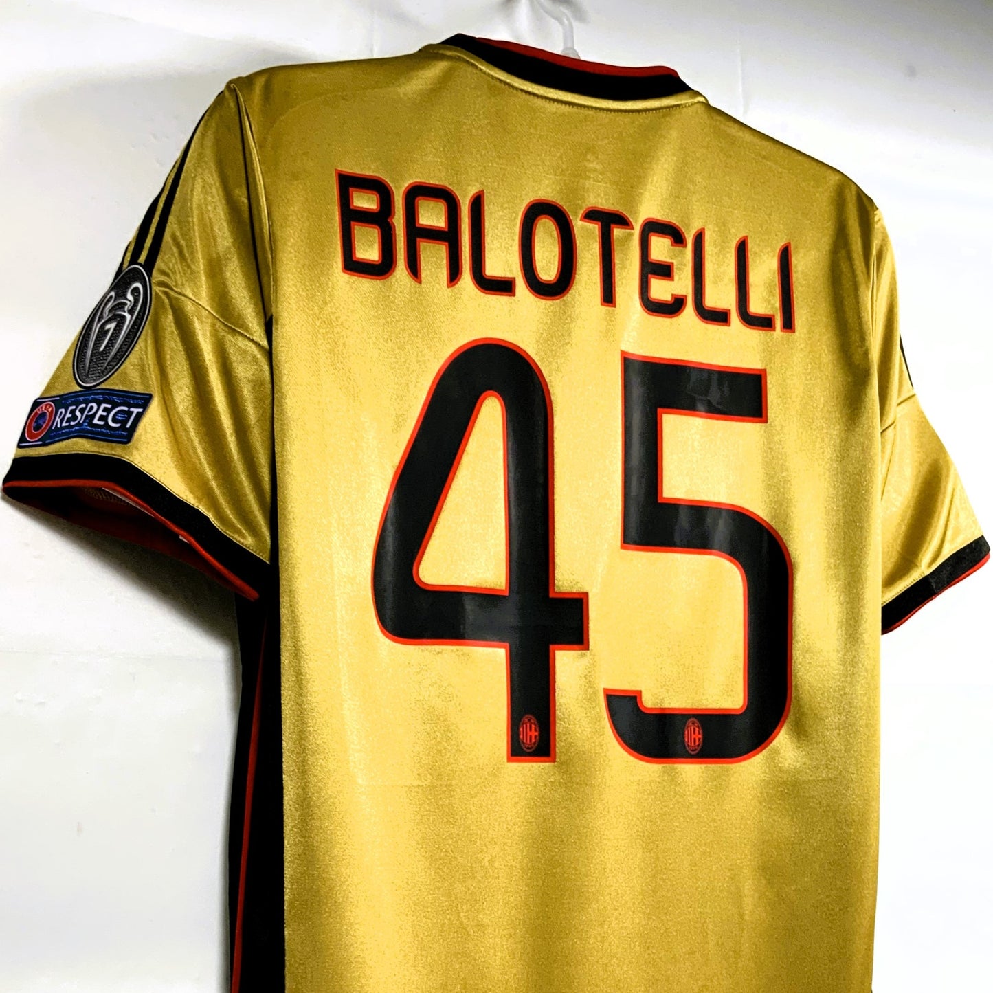 AC Mailand 2013-14, Drittes Trikot, 45 Mario Balotelli