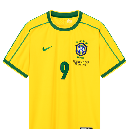 Vergrößerte Ansicht der Vorderseite des gelben Heim-Trikots der brasilianischen Nationalmannschaft zur Fußball-WM 1998 von Nike mit Brasilien-Logo und der grünen Spielernummer 9 von Ronaldo Luis Nazário de Lima (R9)