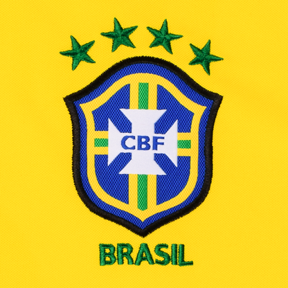 Gewebtes Verbands-Logo des brasilianischen Fußballverbandes CBF Confederação Brasileira de Futebol vor gelbem Hintergrund mit grün gesticktem Schriftzug BRASIL und vier Sternen für vier gewonnene Weltmeisterschaften auf der Vorderseite des Heim-Trikots der brasilianischen Nationalmannschaft zu Fußball-WM 1998