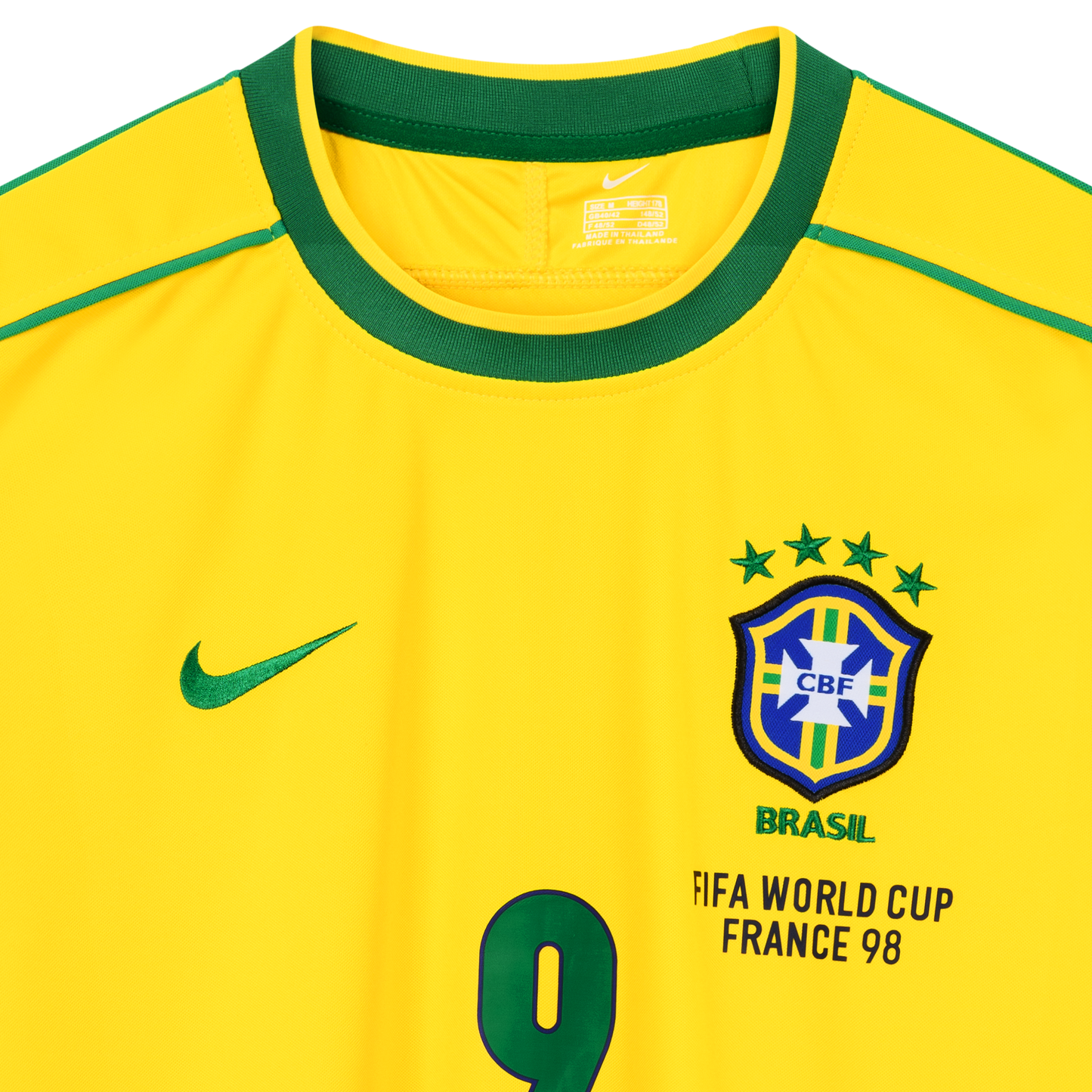 Detailansicht des Halsausschnitts vom gelben Heim-Trikot der brasilianischen Nationalmannschaft zur Fußball-WM 1998 mit Brasilien-Logo, Nackenetikett, Fifa World Cup France 98-Patch, Nike-Logo und der grünen Spielernummer 9 von Ronaldo Luis Nazário de Lima (R9)