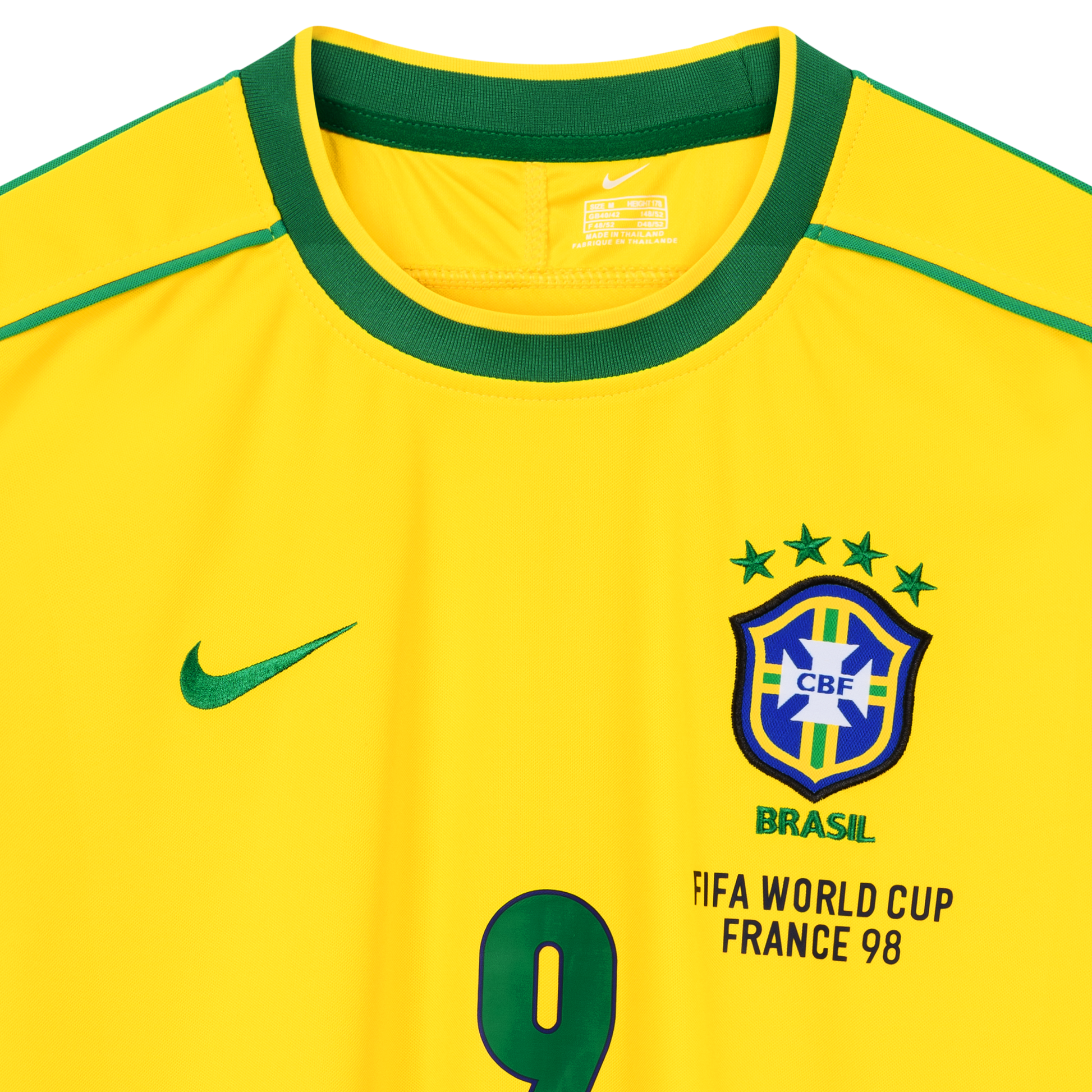 Detailansicht des Halsausschnitts vom gelben Heim-Trikot der brasilianischen Nationalmannschaft zur Fußball-WM 1998 mit Brasilien-Logo, Nackenetikett, Fifa World Cup France 98-Patch, Nike-Logo und der grünen Spielernummer 9 von Ronaldo Luis Nazário de Lima (R9)