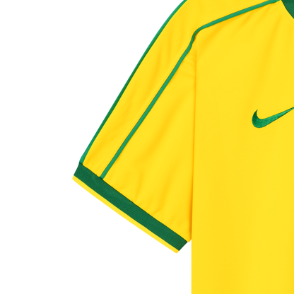 Detailansicht der linken Vorderseite des gelben Heim-Trikots der brasilianischen Nationalmannschaft zur Fußball-WM 1998 mit Ärmel und Nike-Logo