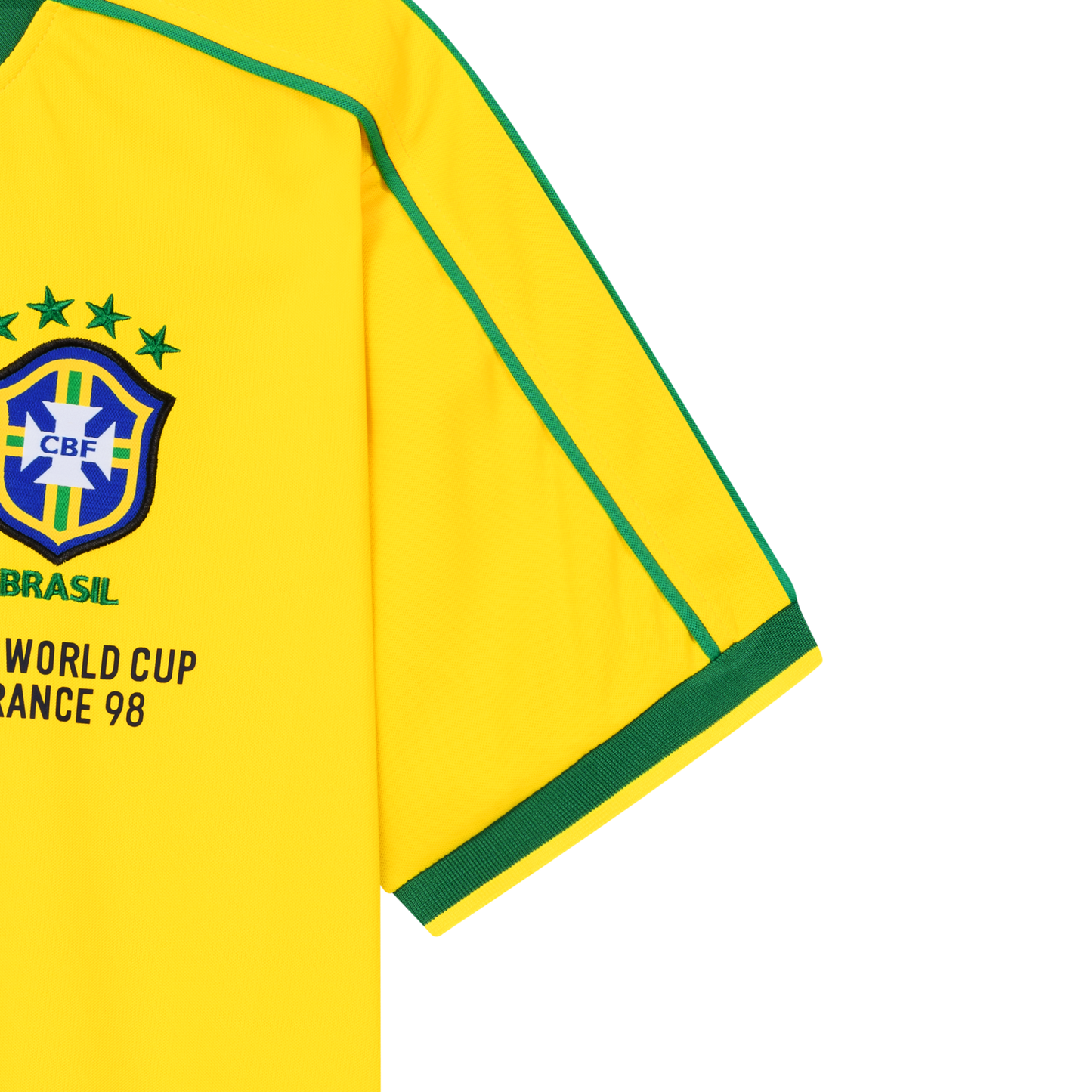 Detailansicht der rechten Vorderseite des gelben Heim-Trikots der brasilianischen Nationalmannschaft zur Fußball-WM 1998 mit Brasilien-Logo, grün gesticktem Schriftzug BRASIL, vier Sternen für vier gewonnene Weltmeisterschaften und Fifa World Cup France 98-Patch