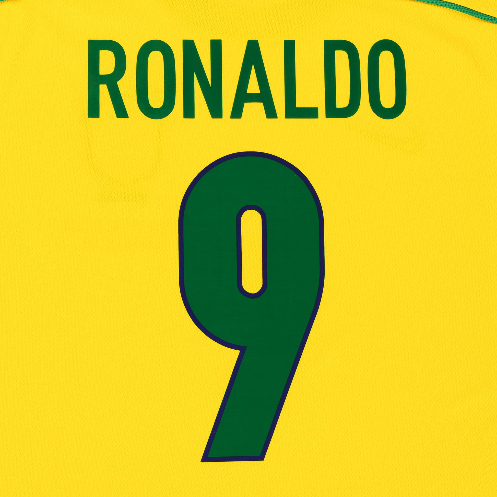 Detailansicht der Rückseite des gelben Heim-Trikots der brasilianischen Nationalmannschaft zur Fußball-WM 1998 der grünen Spielernummer 9 von Ronaldo Luis Nazário de Lima (R9)