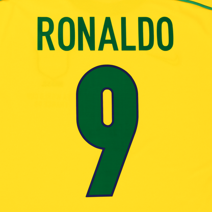 Detailansicht der Rückseite des gelben Heim-Trikots der brasilianischen Nationalmannschaft zur Fußball-WM 1998 der grünen Spielernummer 9 von Ronaldo Luis Nazário de Lima (R9)